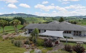 Above The River Karapiro Bed & Breakfast