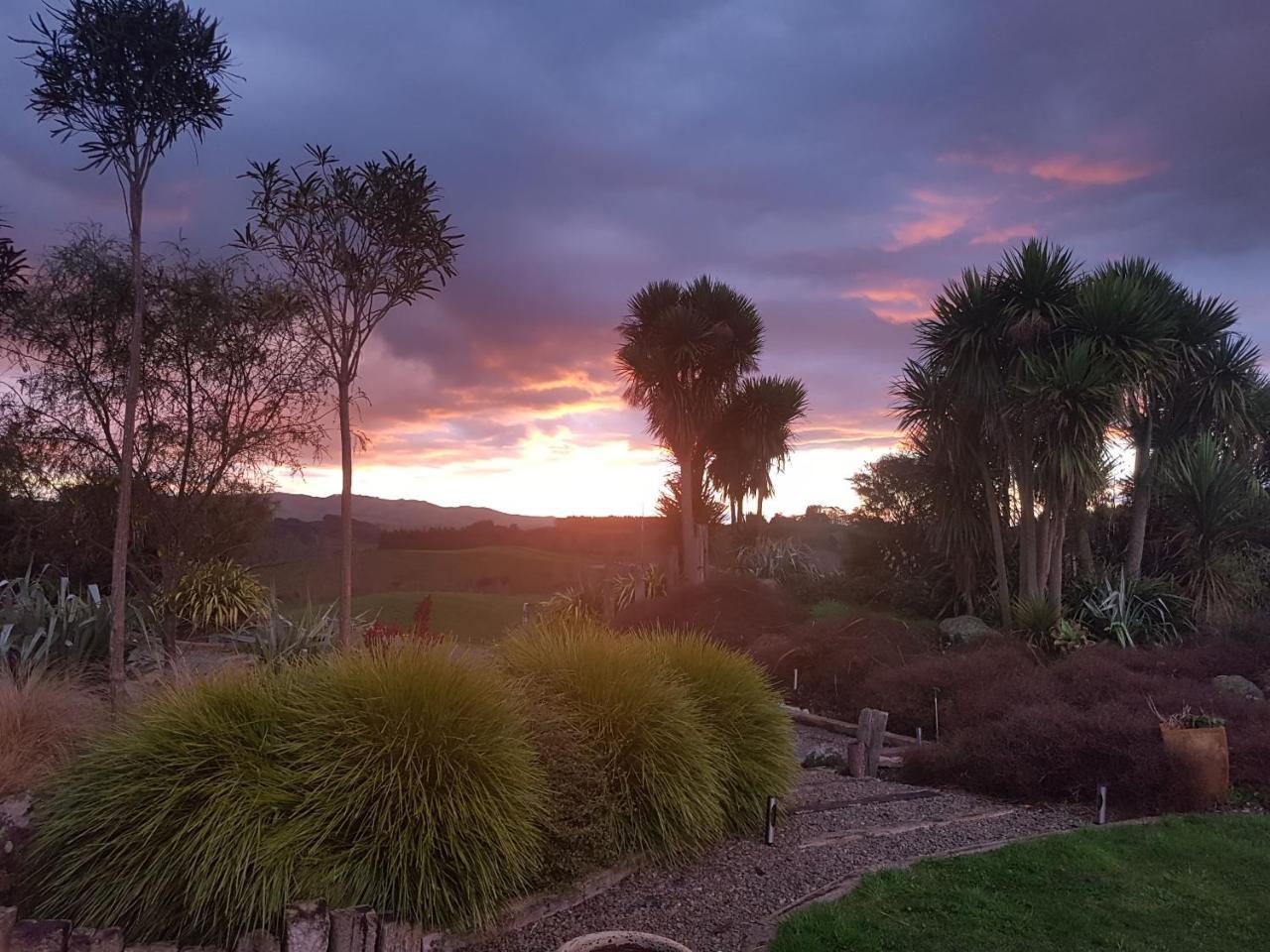 Above The River Karapiro Bed & Breakfast Eksteriør billede