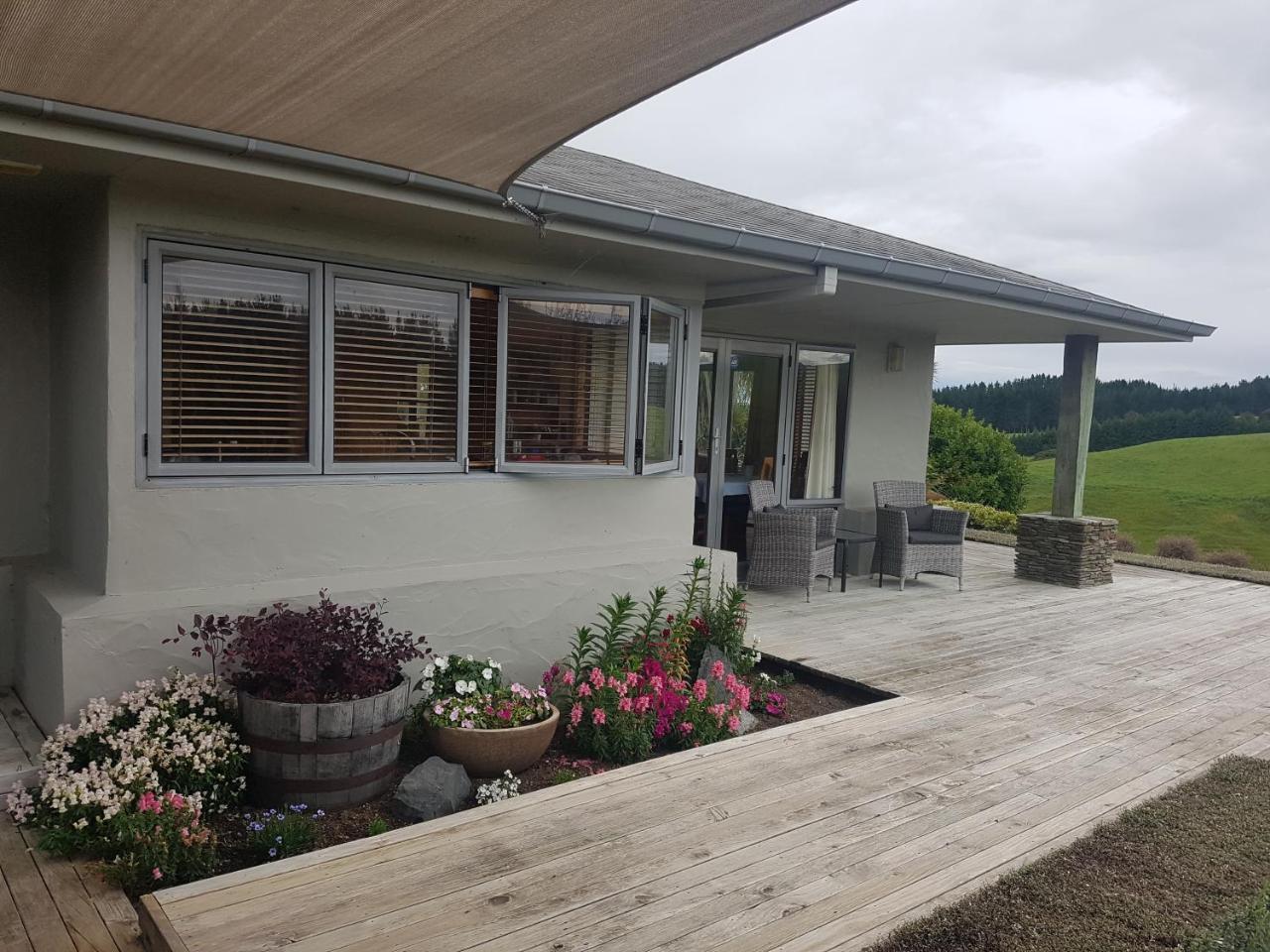 Above The River Karapiro Bed & Breakfast Eksteriør billede